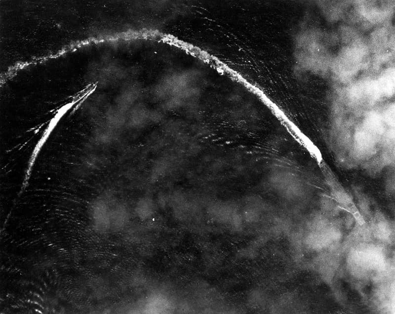 ミッドウェー海戦：回避行動をとる空母赤城