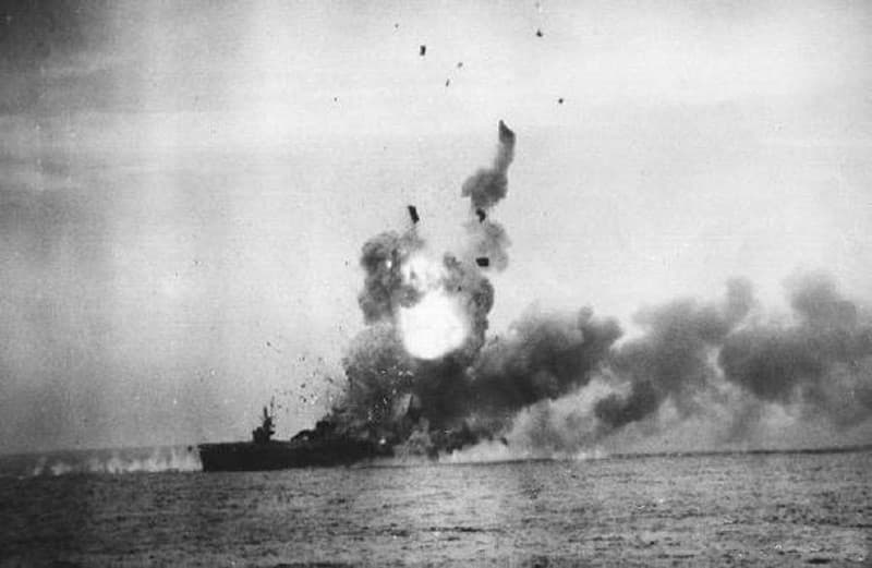 サマール沖海戦(レイテ沖海戦)で空母セント・ローに神風特攻