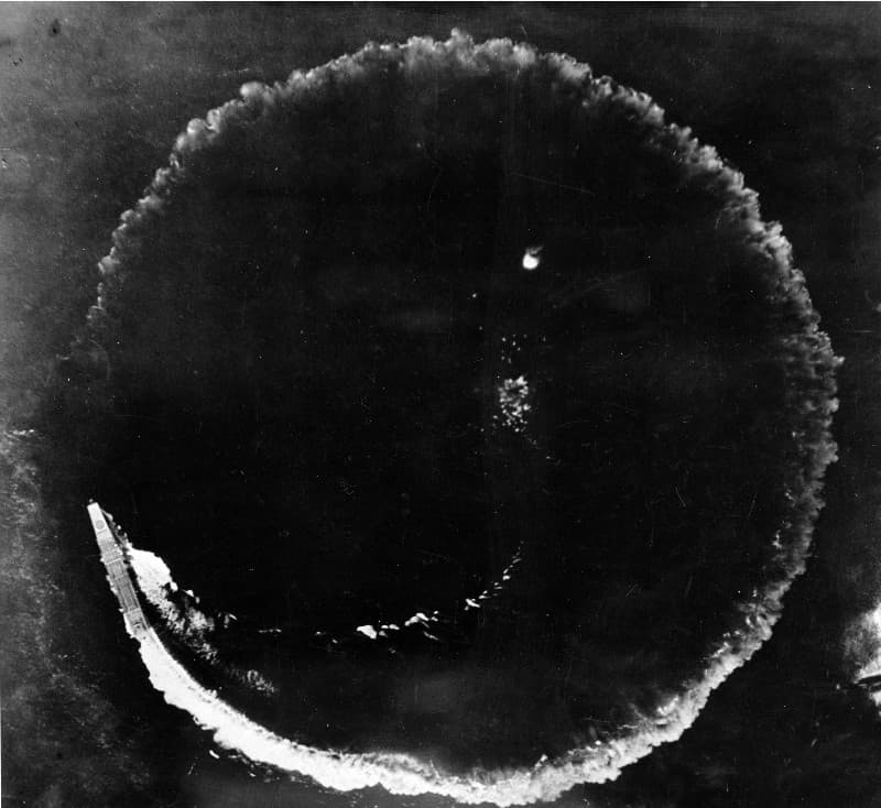 ミッドウェー海戦で回避運動を行う日本海軍空母『蒼龍』