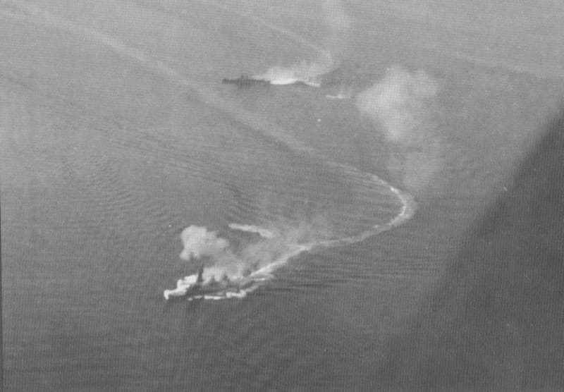 対空戦闘中の戦艦扶桑（手前）と重巡洋艦最上／レイテ沖海戦