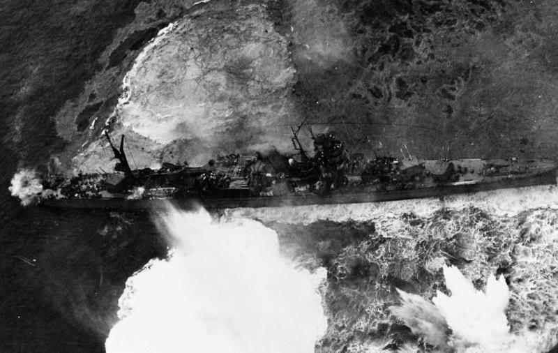 坊ノ岬沖海戦で空襲を受ける大日本帝国海軍連合艦隊の軽巡洋艦【矢矧／Yahagi】