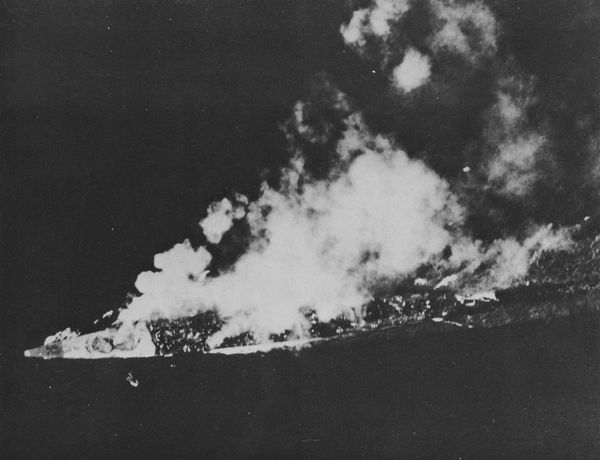 【坊ノ岬沖海戦】空襲を受け大破炎上する駆逐艦涼月